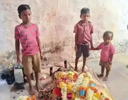 కళ్యాణదుర్గం: కళ్యాణదుర్గంలో తల్లిదండ్రులు మరణించడంతో అనాధలైన ముగ్గురు పిల్లలు