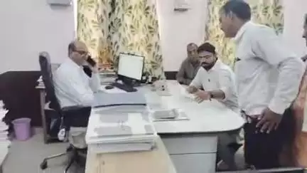 इटावा: जनपद में बिजली कटौती और अन्य समस्याओं को लेकर शहर कांग्रेस कमेटी ने अधीक्षण अभियंता को सौंपा ज्ञापन, निदान की मांग की
