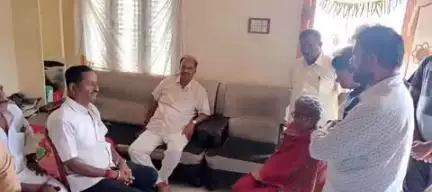 గద్వాల్: పట్టణంలో జర్నలిస్టు రాఘవ బంగారు కుటుంబ సభ్యులను పరామర్శించిన:ఎమ్మెల్యే బండ్ల కృష్ణ మోహన్ రెడ్డి