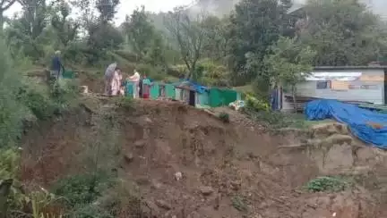 पधर: पधर : मोहड़धार गांव में ल्हासा गिरा, खतरे में पड़ा रिहायशी मकान, परिवार ने प्रशासन से लगाई गुहार
#jansmsya