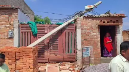 झांसी: अंबेडकर नगर में डंफर बिजली के खंभे से टकराया, खंभा गिरकर मकान पर गिरा, लोग बाल-बाल बचे