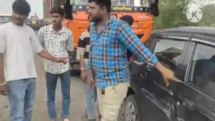 नीमच नगर: नयागांव में रेलवे फाटक के पास ट्रक ने कार को मारी टक्कर, कार हुई क्षतिग्रस्त