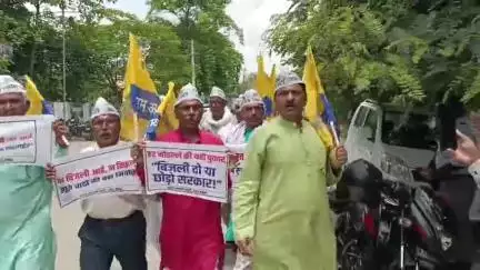 खलीलाबाद: AAP कार्यकर्ताओं ने जिलाधिकारी कार्यालय से एसपी कार्यालय गेट तक बिजली आपूर्ति को लेकर किया प्रदर्शन