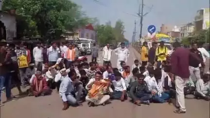 दमोह: खाद्य आपूर्ति न होने से परेशान किसानों ने सागर नाका पर फिर किया चक्का जाम, टोकन न मिलने से हैं परेशान