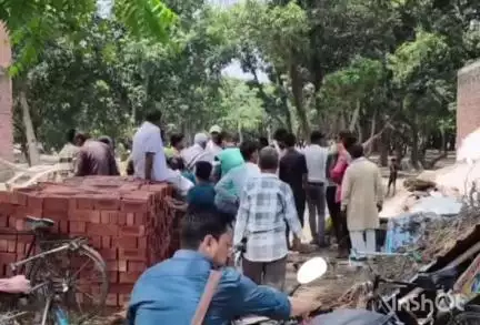 संडीला: बेनीगंज में संडीला सड़क मार्ग पर बारिश के कारण गुप्ता रेस्टोरेंट की बिल्डिंग गिरी, लाखों रुपए का हुआ नुकसान