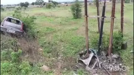 चांदवड: मनमाड चांदवड रोडवर कांचन सुद्धा स्कूल समोर स्विफ्ट कारचा अपघात दोन जण जखमी
