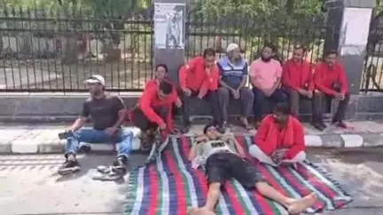 झांसी: रेलवे हॉस्पिटल में कुली को भर्ती करने से डॉक्टरों ने किया मना, दर्जनों कुली हॉस्पिटल के बाहर धरने पर बैठे
