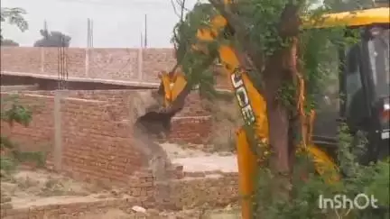 कुरावली: ओछा क्षेत्र में ग्राम समाज की जमीन पर बने अवैध निर्माणाधीन मकान को प्रशासन ने बुलडोजर से तुड़वाया