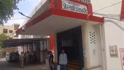 कानपुर: बुजुर्ग पीड़ित परिवार ने अपनी जमीन दबंगों से बचाने के लिए डीएम से की शिकायत