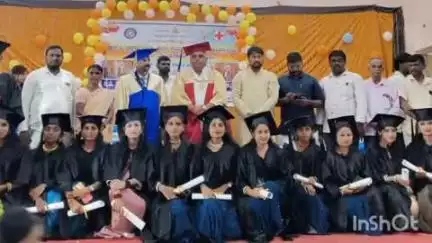 ಶಿಗ್ಗಾಂವ: ಬೀಳ್ಕೊಡುಗೆ ಸಮಾರಂಭದಲ್ಲಿ ಘಟಿಕೋತ್ಸವ ಮಾದರಿಯಲ್ಲಿ ಗೌನ್ ಧರಿಸಿರುವ ಎಂ.ಎಲ್.ಎ ಹಾಗೂ ಪ್ರಿನ್ಸಿಪಾಲ್; ಸಾರ್ವಜನಿಕರಿಂದ ಗೌನ್ ಗೆ ಅಪಮಾನ ಆರೋಪ