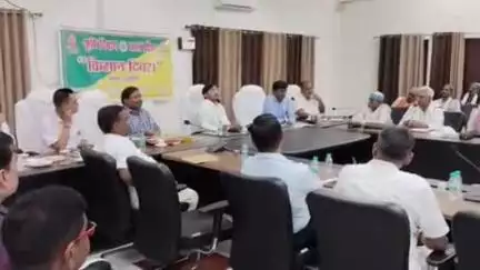 चंदौली: DM की अध्यक्षता में कलेक्ट्रेट में किसान दिवस का आयोजन, किसानों की शिकायतों के समाधान हेतु दिए दिशा-निर्देश