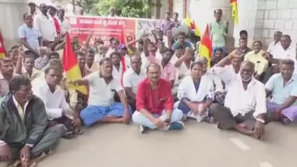 ಮಂಡ್ಯ: ಇಎಸ್'ಐ, ಪಿಎಫ್ ಬಾಕಿ ಹಣ ಪಾವತಿಗೆ ಒತ್ತಾಯಿಸಿ ಅನ್ನಭಾಗ್ಯ ಹಮಾಲಿ ಕಾರ್ಮಿಕರ ಪ್ರತಿಭಟನೆ
