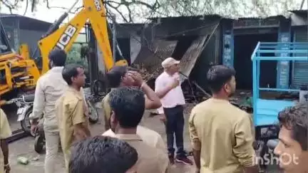 कपासन: कपासन गुलाबसागर के पास नाला निर्माण और सड़क चौड़ी करने को लेकर पालिका के अतिक्रमण निरोधक दस्ते ने हटाई गुमटियां