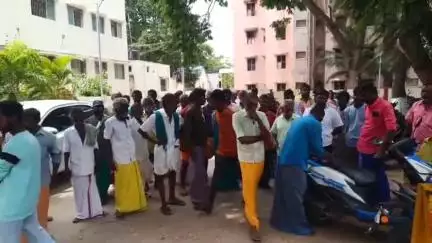 பழனி: நகரில் உள்ள குளங்களில் மீன் பிடிக்க அனுமதி கேட்டு கோட்டாட்சியர் அலுவலகத்தில் மனு அளித்த மீனவர்கள்