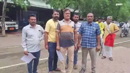 खंडवा नगर: इतवारा बाजार में मूलभूत सुविधाओं के अभाव से नाराज़ व्यापारी पहुंचे कलेक्टर कार्यालय