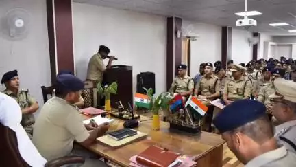 टिहरी: पुलिस लाइन चंबा में आयोजित क्राइम मीटिंग में एसएसपी ने सराहनीय कार्य करने वाले 26 कार्मिकों को किया सम्मानित