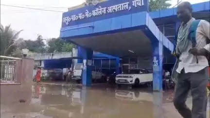 गया टाउन सीडी ब्लॉक: गया में हल्की बारिश से ANMMCH के ओपीडी रजिस्ट्रेशन काउंटर और परिसर डूबे, मरीजों की परेशानी बढ़ी