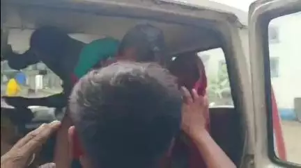 হরিহরপাড়া: স্বরূপপুর চিড়ে মিল এলাকায় বৃষ্টির মধ্যে রাস্তা পার হতে গিয়ে গাড়ির ধাক্কায় আহত নাবালক