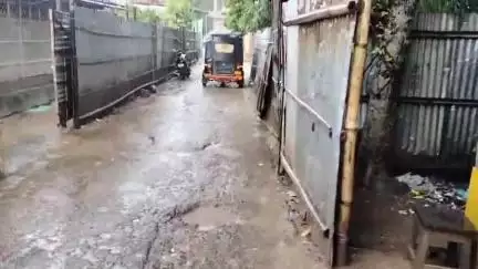 ডিফু: হৰিলাল বস্তিত এটা পথৰ জৰাজীৰ্ণ অৱস্থাক লৈ সমস্যাত ভুগিছে ৫ শতাধিক পৰিয়াল, শীঘ্ৰে নিৰ্মাণৰ দাবী ৰাইজৰ #jansamasya
