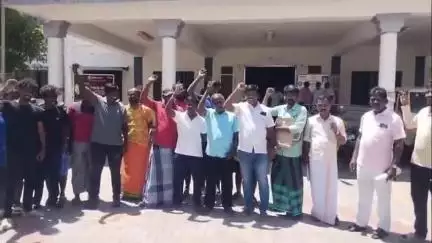 கயத்தாறு: கல்குவாரியை நெறிமுறை படுத்த வேண்டி தாலுகா அலுவலகத்தில் ஆத்திகுளம் கிராம மக்கள் ஆர்ப்பாட்டம்