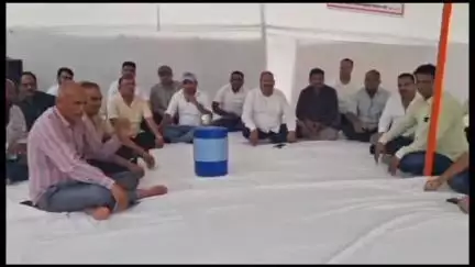 जोधपुर: रिक्तिया भेरुजी स्थित PWD परिसर के बाहर ठेकेदार संघ की ओर से दिया गया धरना