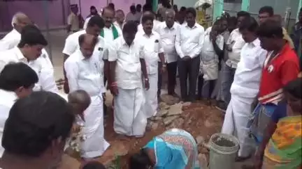 போச்சம்பள்ளி: பண்ணந்தூர், அரசம்பட்டி பகுதியில் ₹38 லட்சம் மதிப்பில் பல்வேறு கட்டிட பூமிபூஜை விழா தம்பிதுரை MP துவக்கி வைத்தார்