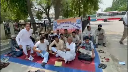 सिरसा: परिचालक पर हमले के आरोपियों की गिरफ्तारी की मांग को लेकर रोडवेज़ कर्मचारियों ने बस अड्डे के बाहर दिया धरना