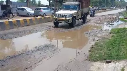 हरदोई: नघेटा रोड पर गड्ढा युक्त सड़क से लोग परेशान,गड्ढों में जलभराव के चलते हो रहे हादसे#jansamasya
