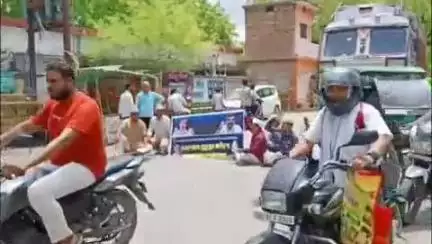 हमीरपुर: विद्युत कटौती और मूल्य वापसी को लेकर आप कार्यकर्ताओं ने किया प्रदर्शन