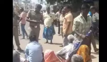 பெரம்பலூர்: சாலை விபத்தில் உயிரிழந்தவருக்கு நிவாரணம் கேட்டு பெரம்பலூர் காவல் நிலையம் முன்பு உறவினர்கள்  மறியல்