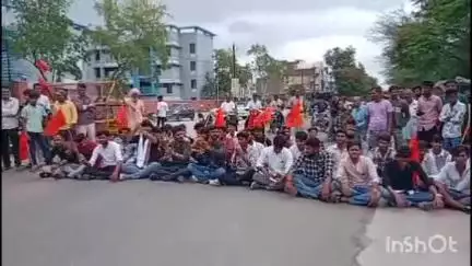 आलोट: सीएम राइज स्कूल के सामने एबीवीपी का चक्का जाम, निजी स्कूलों की मनमानी और प्रवेश निषेध का किया विरोध