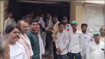 छबड़ा: छबड़ा में कांग्रेसियों ने केंद्रीय सहकारी बैंक में गबन और खाद नहीं मिलने पर उपखंड SDM को ज्ञापन सौंपा