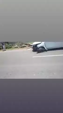 up इटावा आलमपुर हौज में कार सवार युवकों ने पुलिया। में मारी टक्कर कर चालक फरार #etawah