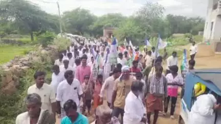 కళ్యాణదుర్గం: మాజీ ఎంపీ తలారి రంగయ్య పాదయాత్రకు చాపిరి, హులి కల్లు, విట్లంపల్లి గ్రామాల్లో అడుగడుగునా ఘన స్వాగతం పలికిన ప్రజలు