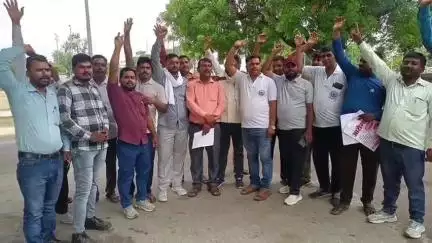 मंझनपुर: पशुमित्रों ने मंझनपुर कलेक्ट्रेट में गरजी आवाज़: मानदेय दो, नहीं तो मंत्री आवास का घेराव झेलो, 25 लाख बीमा की मांग