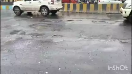 ठाणे: रस्त्यावरील खड्ड्यामुळे प्रवासी त्रस्त,तातडीने खड्डे भरण्याची ठाणे काँग्रेस प्रवक्ते राहुल पिंगळेचीं मागणी #jansamasya