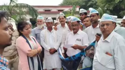 शाहजहांपुर: आम आदमी पार्टी के कार्यकर्ताओं ने बिजली कटौती को लेकर किया प्रदर्शन, कलेक्ट्रेट में जिला प्रशासन को दिया ज्ञापन