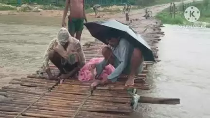 আড়শা: বর্ষায় নদী পারাপারের বাঁশের সাঁকো তৈরি করলো বামুনডিহা ও কাটাবেড়া কংসাবতী নদী ঘাটে