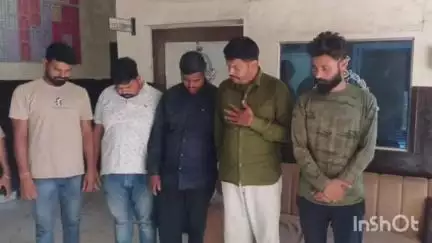धार: धार जिले के धरावरा में पुलिस ने अवैध जुए के अड्डे पर छापा मारा
