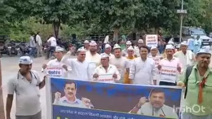 कासगंज: उत्तर प्रदेश में बिजली कटौती के विरोध में आम आदमी पार्टी ने जिला कलेक्ट्रेट पर किया प्रदर्शन