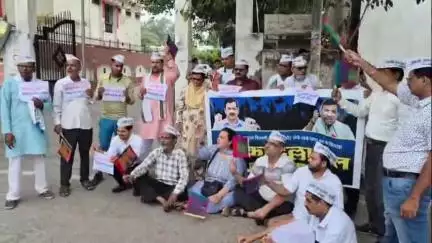 कोल: AAP ने विद्युत कटौती और दर वृद्धि के विरोध में कलेक्ट्रेट के बाहर किया प्रदर्शन, सरकार विरोधी लगाए नारे