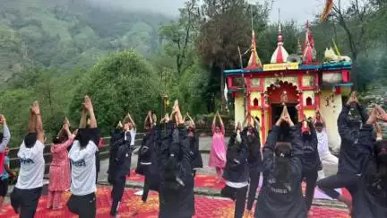 चमोली: कुंजो मैकोट के गंणजेश्वर महादेव मंदिर प्रांगण में आयोजित किया गया योग शिविर