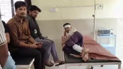 कैराना: हाईवे पर बलवा के निकट सड़क हादसे में दो युवक घायल, एक युवक को जिला अस्पताल किया गया रेफर