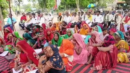 सिविल लाइंस स्थित धरना स्थल पर डेमोक्रेटिक कोल जाति ने किया प्रदर्शन, अनुसूचित जनजाति में शामिल करने की मांग