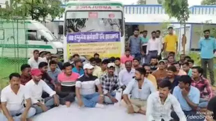 देवघर: वेतन, पीएफ और ईएसआई को लेकर 108 एंबुलेंस कर्मियों ने सदर अस्पताल में किया धरना प्रदर्शन