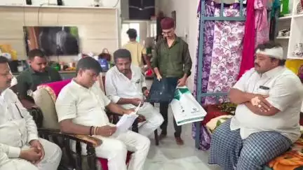 ఎమ్మిగనూరు: ఎమ్మిగనూరు : రోడ్డు ప్రమాదంలో గాయపడిన 13 వ వార్డు టిడిపి నాయకుడు గౌస్ ను పరామర్శించిన ఎమ్మెల్యే బీవీ జయ నాగేశ్వర్ రెడ్డి