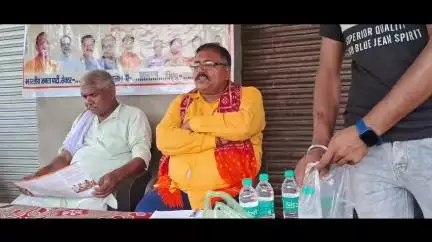 ब्लॉक प्रमुख सुभाष चंद्र गुप्ता ग्राम कोठा में बीजेपी चौपाल लगाते हुए