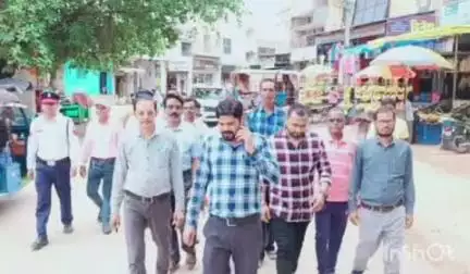 धमतरी: धमतरी शहर में दुकान के सामने अतिक्रमण करने वालों पर होगी कार्रवाई, निगम व पुलिस ने दुकानदारों को दी समझाइश