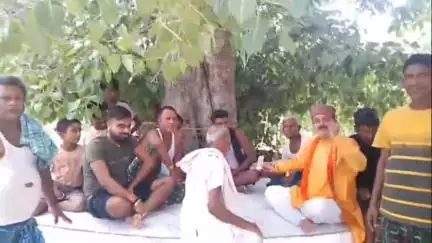 महराजगंज: पोखरा गांव के जसौली में प्रधानमंत्री के कार्यक्रम के लिए भाजपा नेता ने ग्रामीणों को दिया आमंत्रण