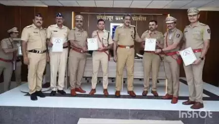 बार्शी: ड्रग्स रॅकेटची उल्लेखनीय कामगिरीबद्दल बार्शी पोलीस ठाण्यात पोलिसाचा गौरव
